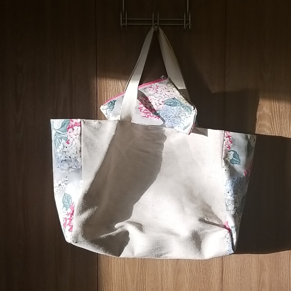 NWOT Women's Beige and Floral Oversized Tote Bag